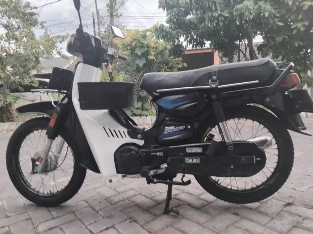 Motor Klasik mbois Suzuki RC 100 (Black Bravo)