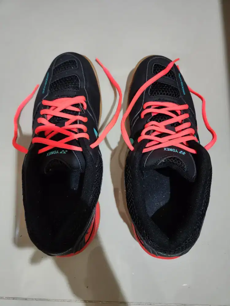sepatu badminton merk yonex original seperti baru