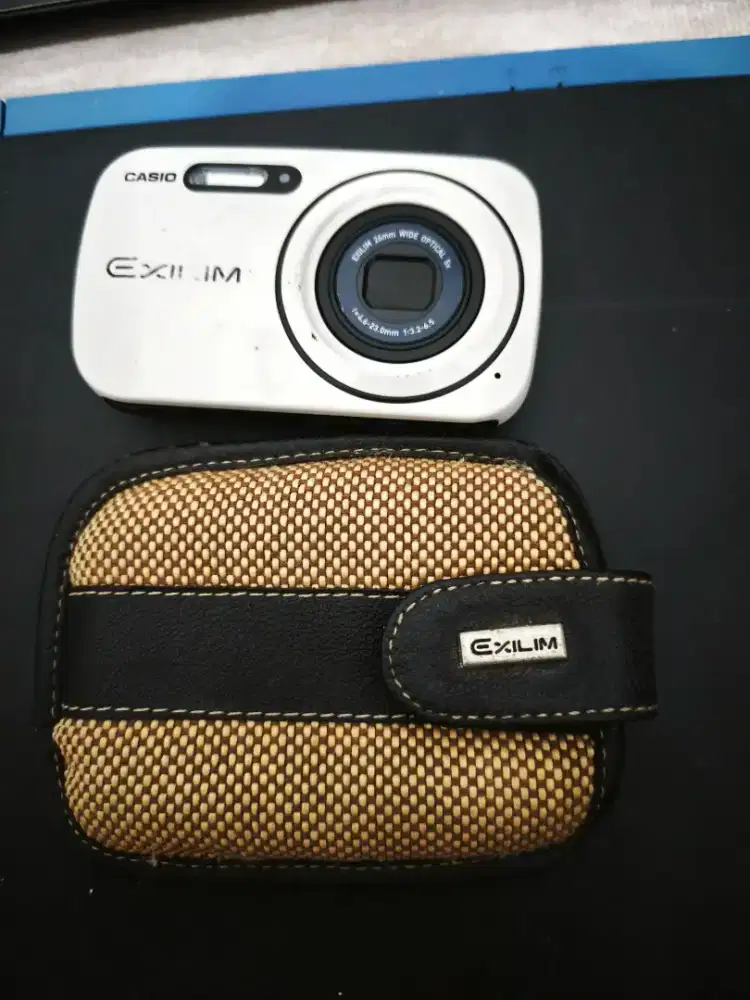 Camera Casio exlime putih