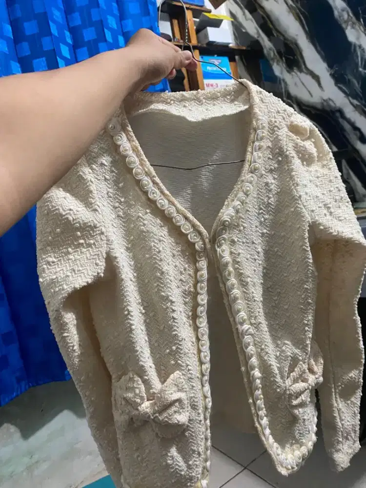 Blezer putih tulang