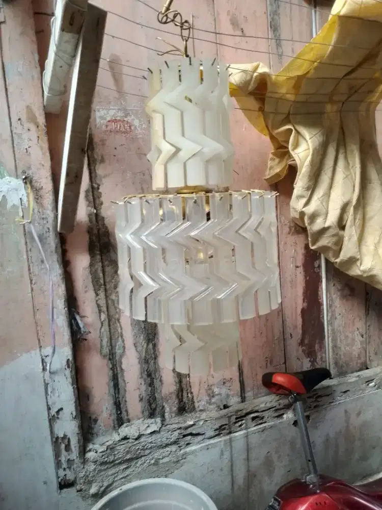 Lampu hiasan gantung , minus bekas pemakaian , kondisi normal