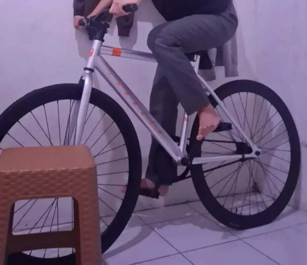 Jual sepeda fixie bekas tp barang ny msh mulus bisa di cek langsung.