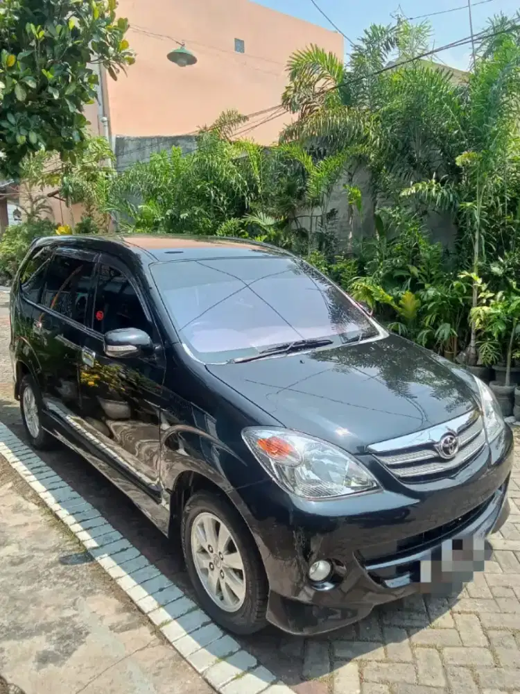 Toyota Avanza S 1.5 AT, Hitam