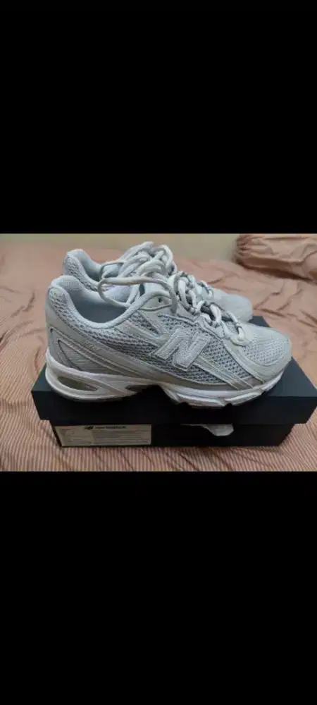 Sepatu New Balance 740