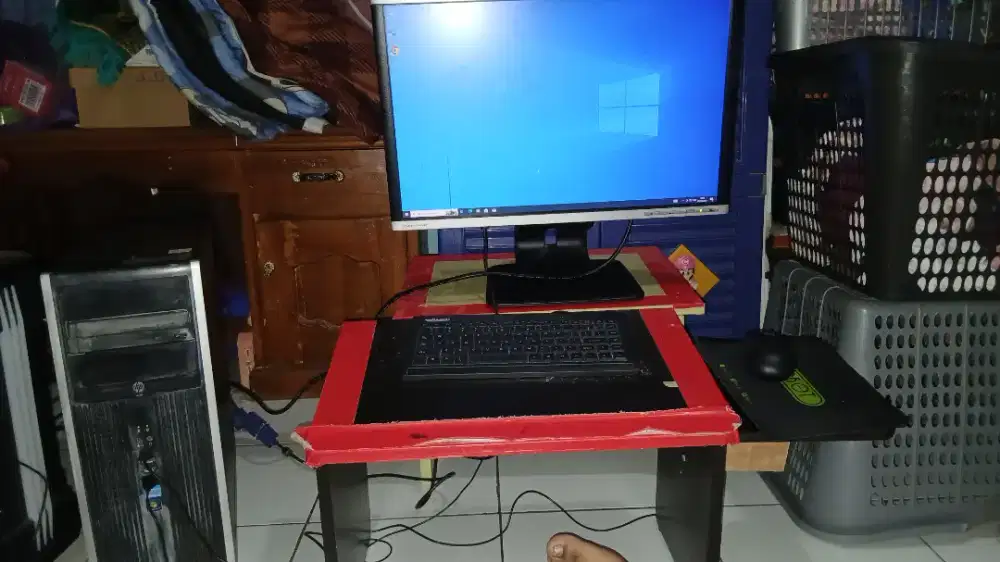 Di jual satu set PC merk HP, Monitor 24 inchi minus garis dikit