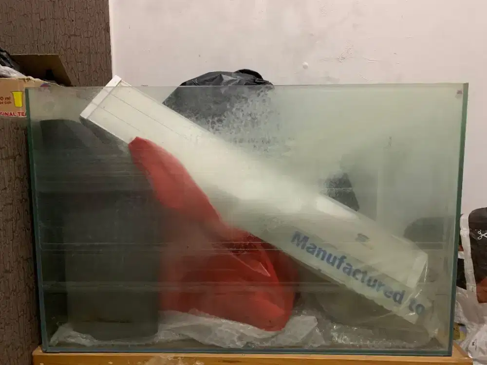 Aquarium besar dan perlengkapan