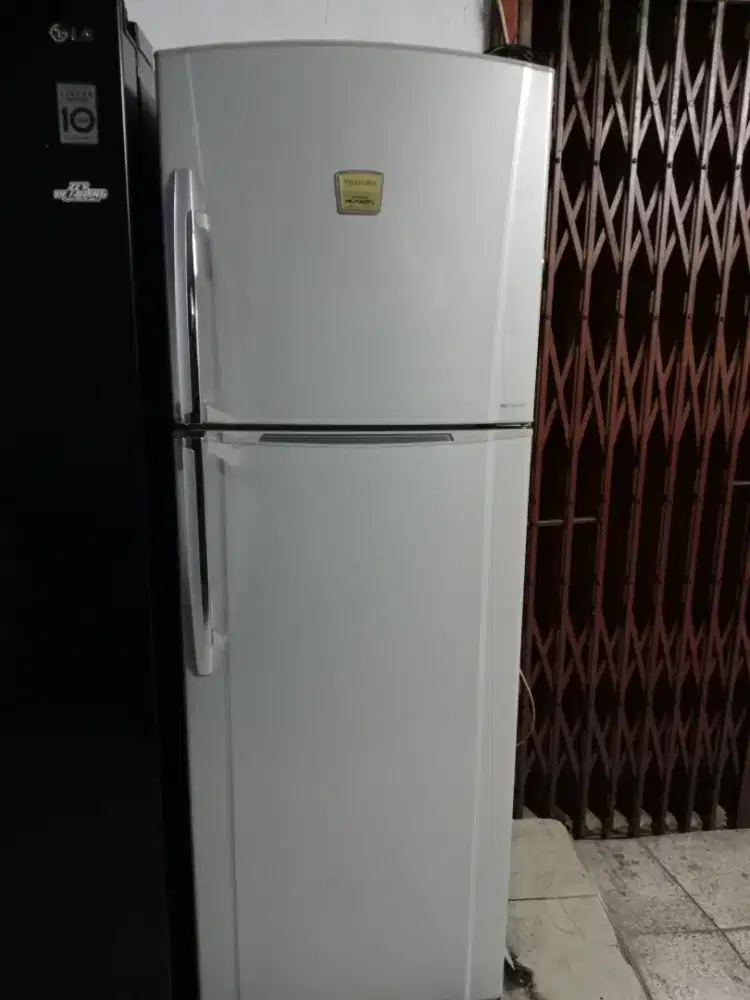 Kulkas 2 pintu merek THOSIBA