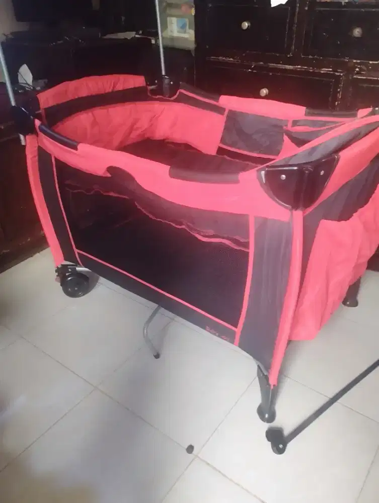 Tempat tidur bayi