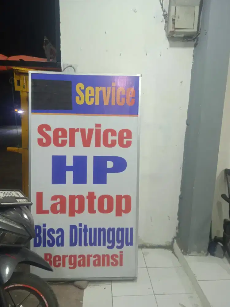 Service Laptop komputer