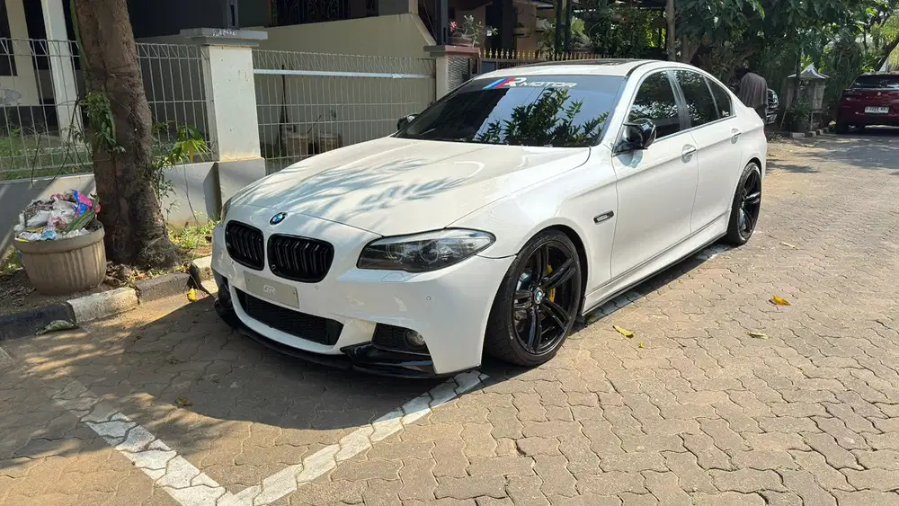 MOBIL BMW 528i 2012 SPORT