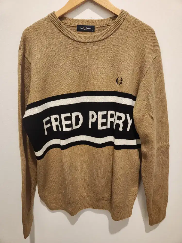FRED PERRY GRAPHIC JUMPER WARM STONE CREW NECK