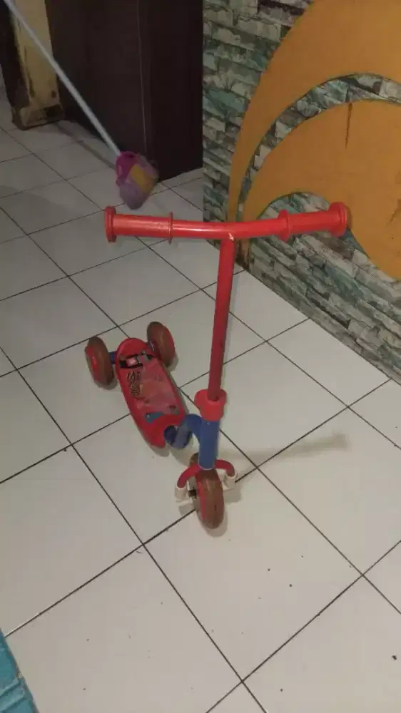 Scooter anak laki laki