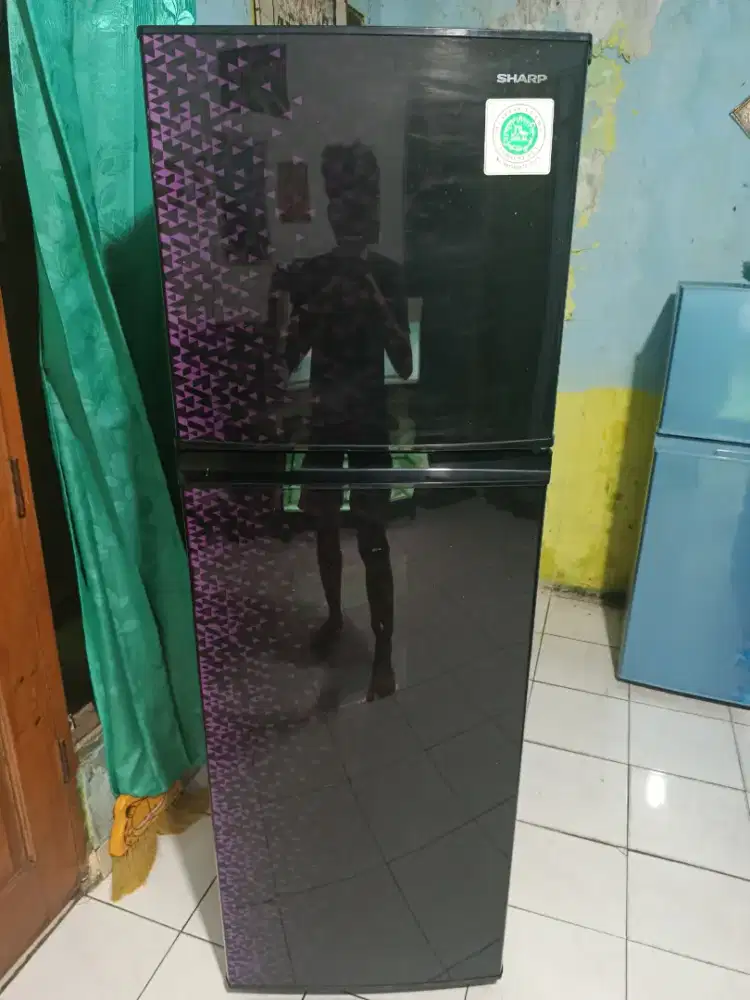 Kulkas 2 pintu merek Sharp jumbo