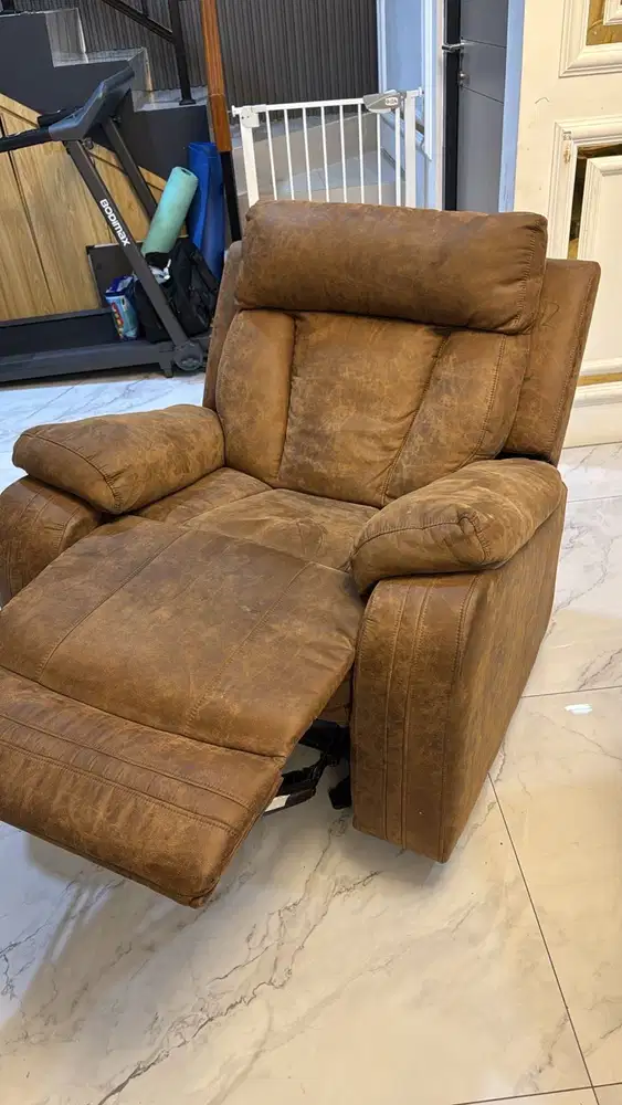 JUAL SOFA 1 SET,  BAHAN KULIT ( 1 JENIS SOFA GOYANG )