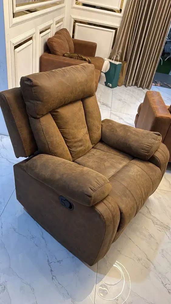 JUAL SOFA 1 SET,  BAHAN KULIT ( 1 JENIS SOFA GOYANG )