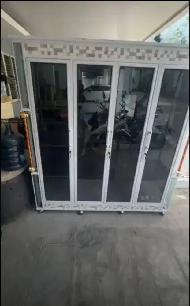 Lemari Pakaian Alumunium 4 Pintu Kaca Riben
