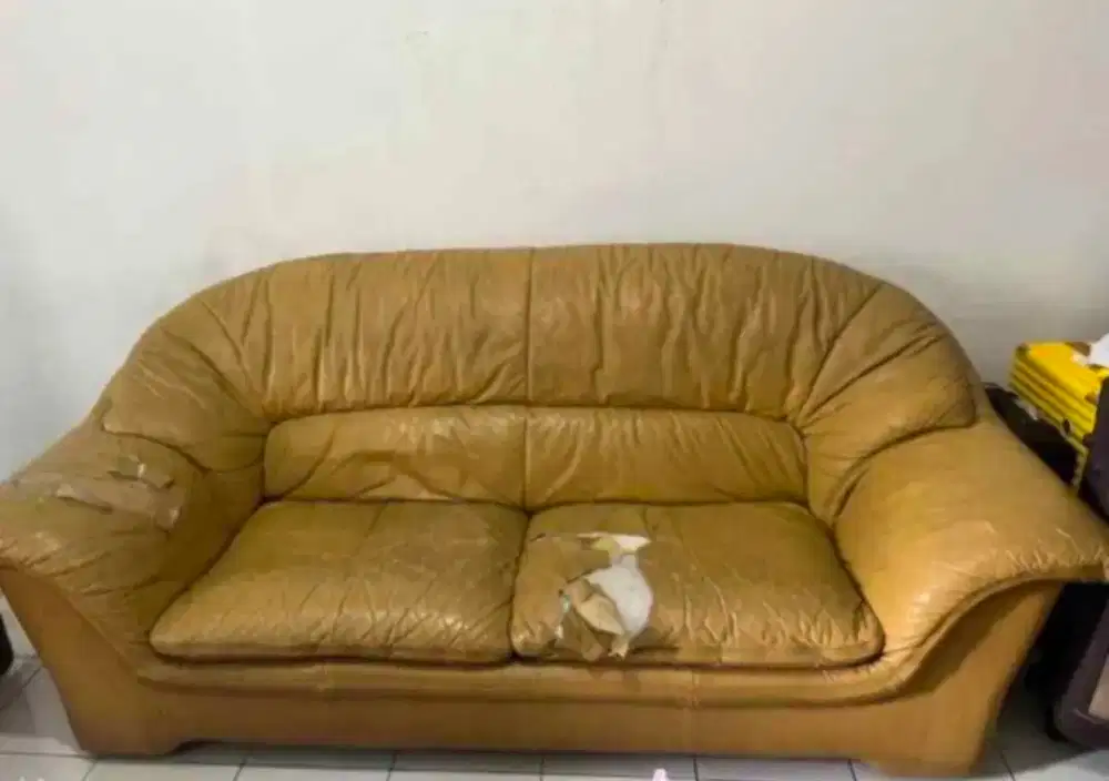 Sofa dua dudukan .
Kulit sapi asli Cellini 
Minus tempat dudukan