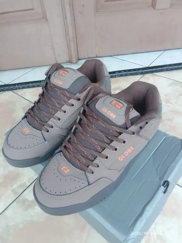 Sepatu globe warna coklat, murah bisa nego