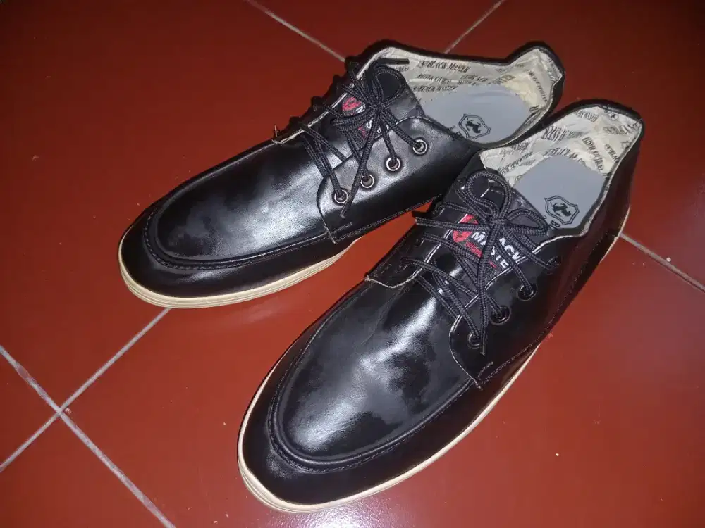 Sepatu kulit hitam