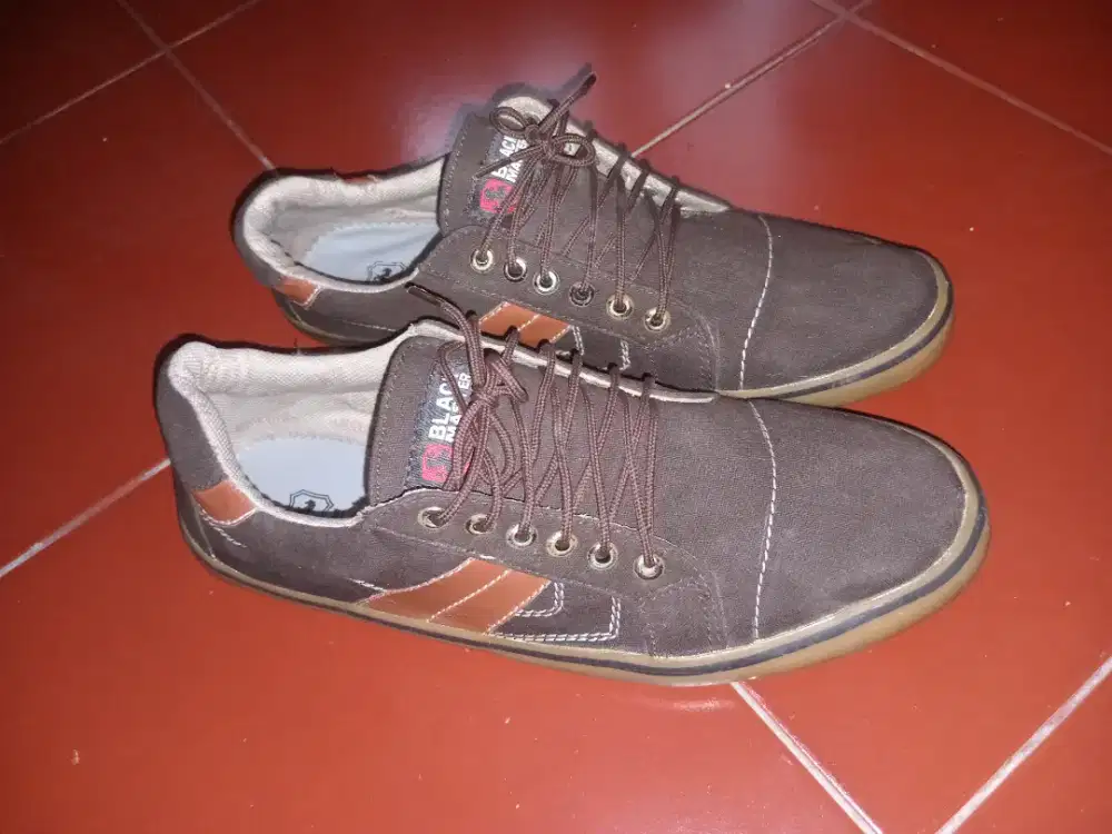 Sepatu bahan kanvas