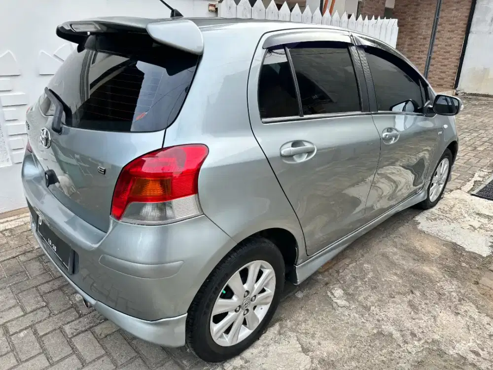 Toyota yaris E matic 2010 akhir silver bagus