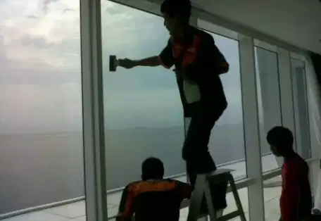 Pemasangan sticker kaca film tolak panas anti radiasi uv kantor toko