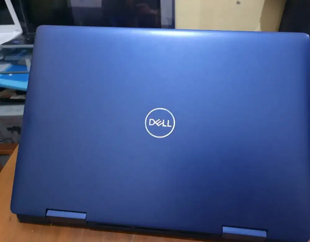 Dijual Laptop Dell. AMD RYZEN 7. RAM 8 GB. SSD 256 GB. Normal.