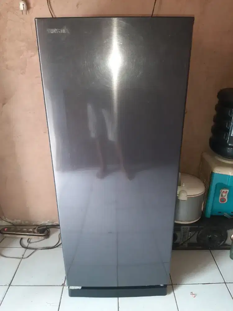 Dijual kulkas 1pintu merek TOSHIBA kondisi normal harga nego tipis