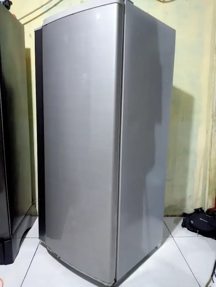 Di jual kulkas Sharp 1 pintu masih orisinil pabrik