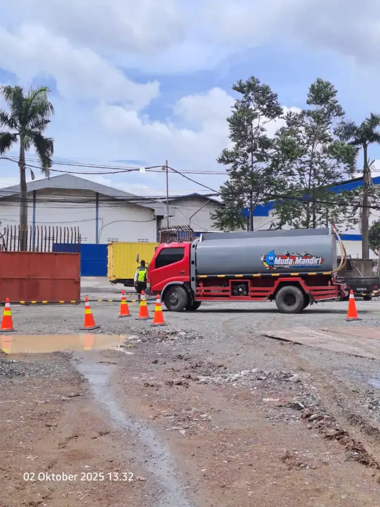 Truk tangki air bersih