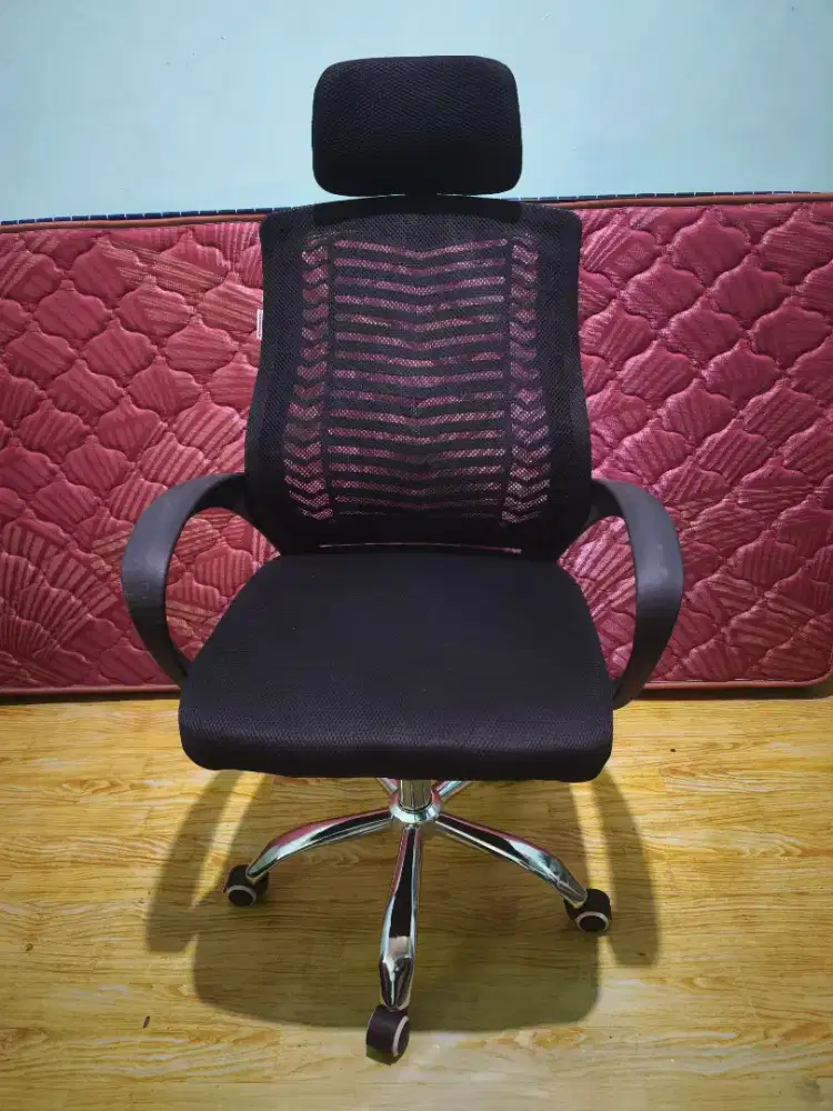 Kursi Kantor Hitam Bekas Baru Pakai