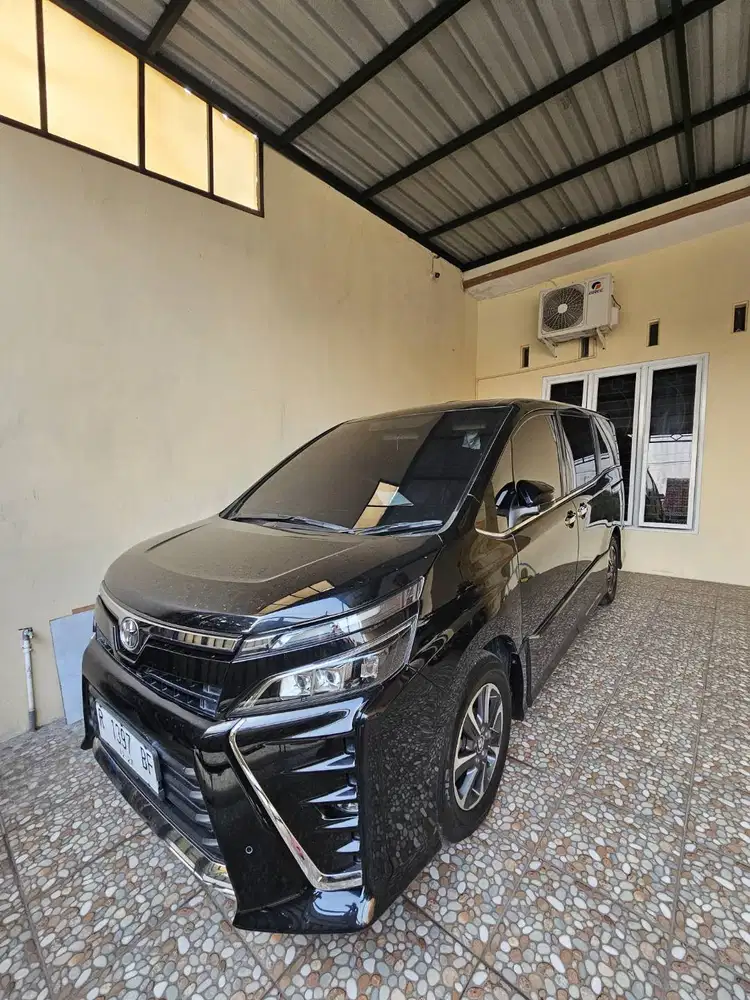 Toyota Voxy kepemilikan pertama dan terawat, km. Rendah