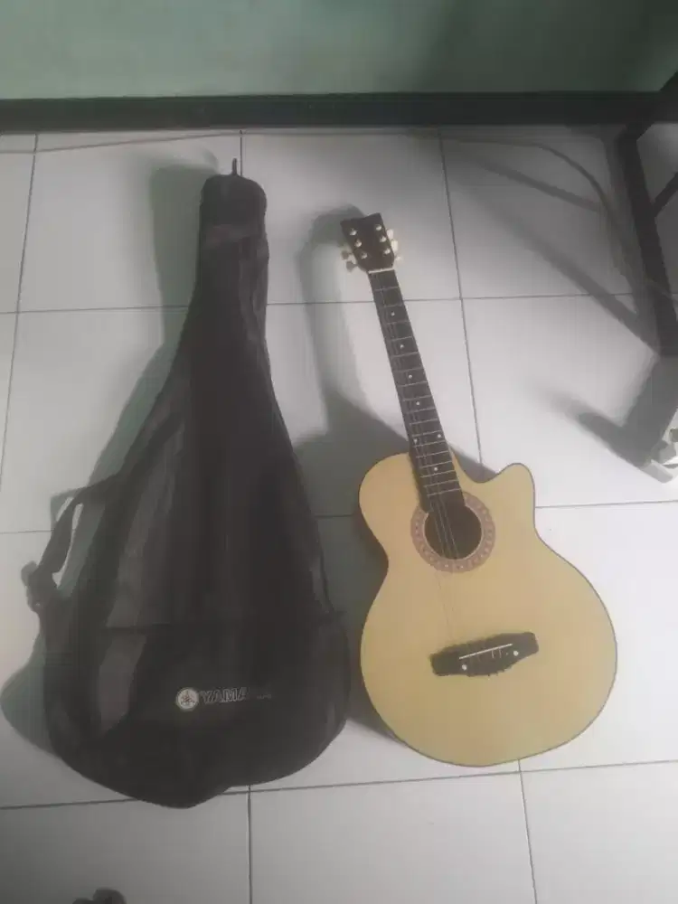 Gitar akustik yamaha