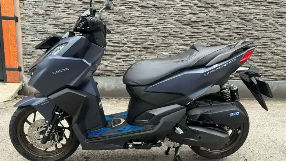 VARIO 160 2024 abs km 800 perak asli