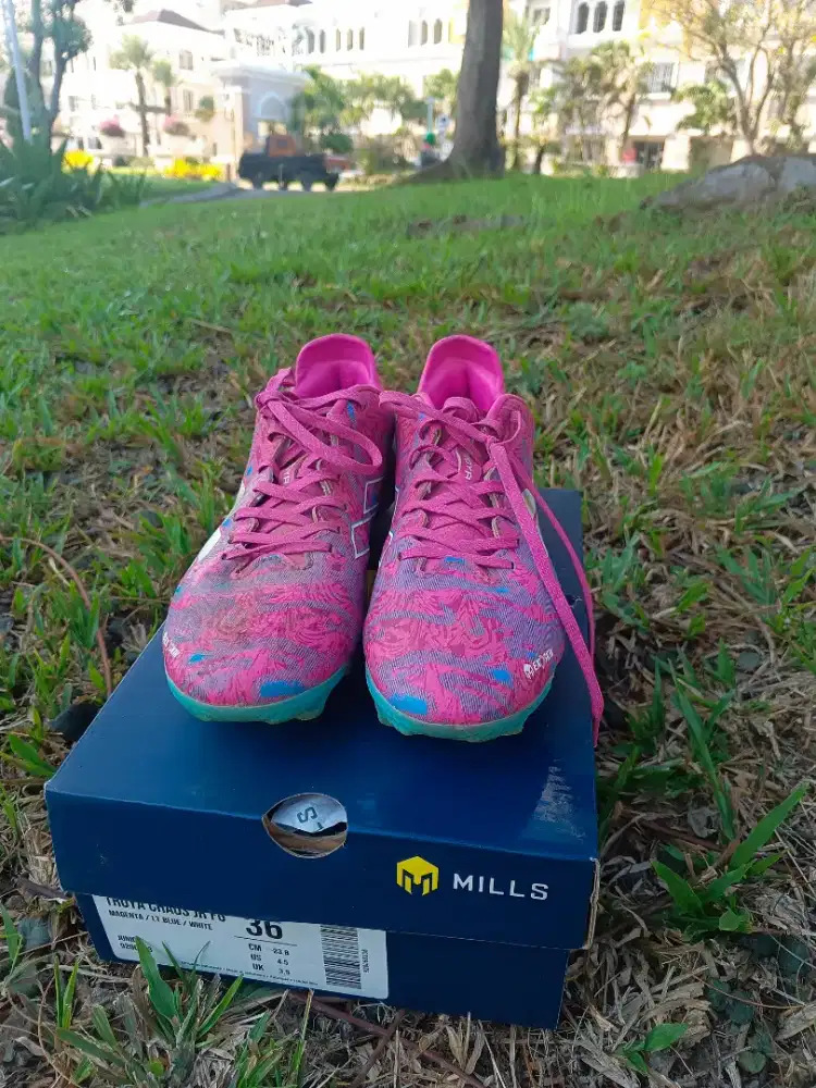 Sepatu Bola Mills Size 36