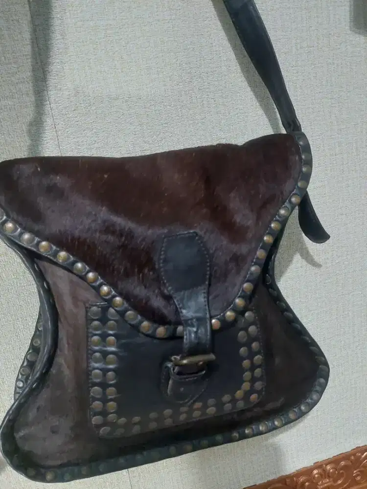 Tas Kulit Bulu Slempang