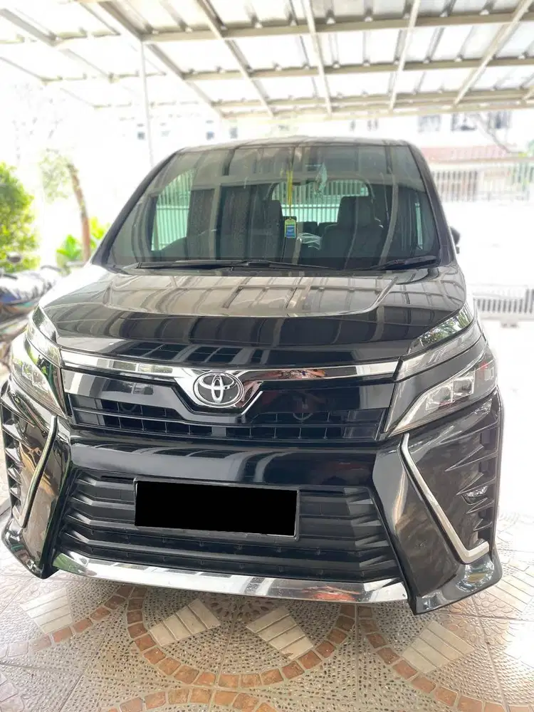 Dijual Toyota VOXY 2.0 AT tahun 2021 Hitam. Pajak Panjang. KM 62.000.