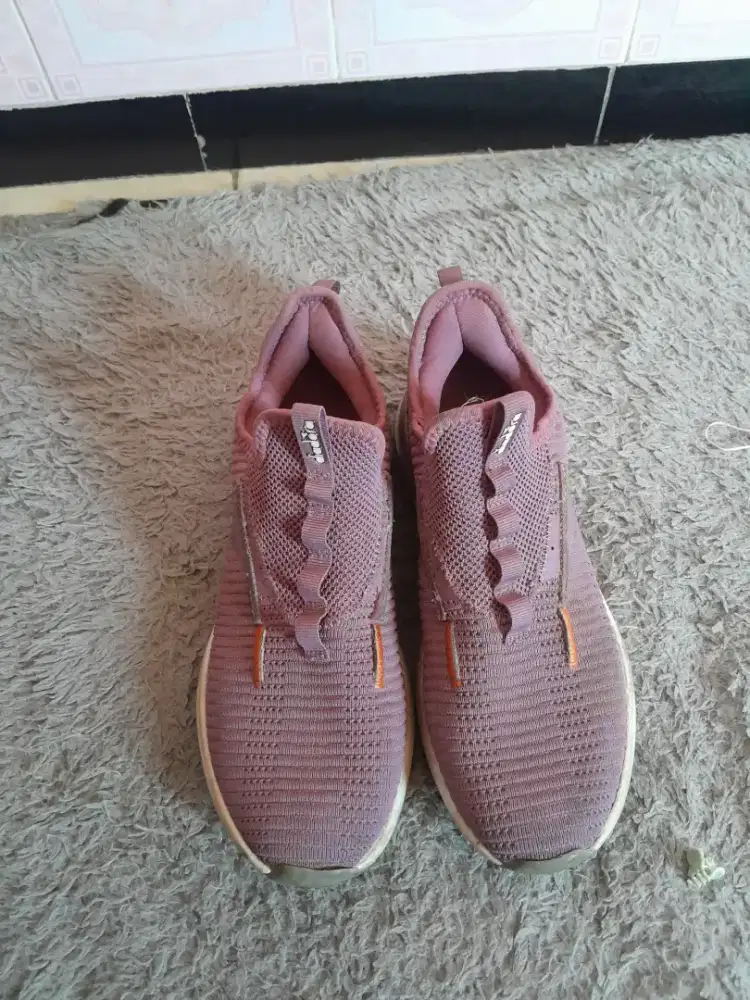 Sepatu second diadora 39