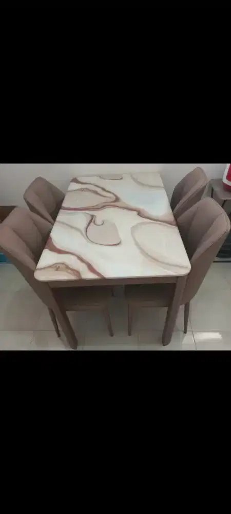 Meja makan 4 juta