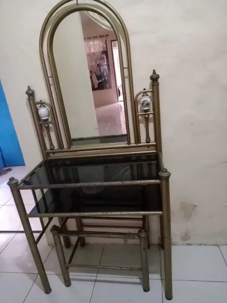 Meja rias sesuai di foto SM bangkunya