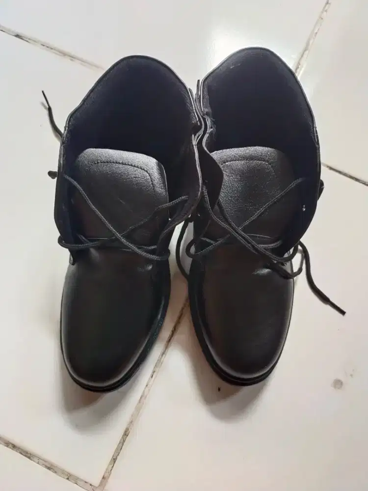 Sepatu PDH kondisi masih baru no.42