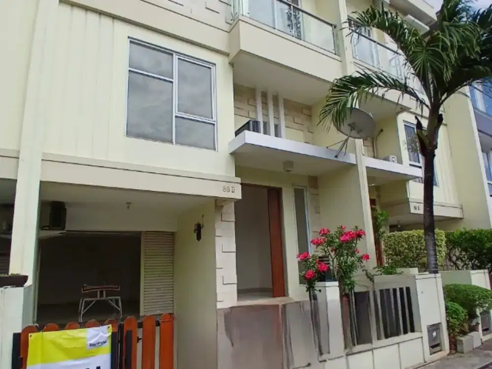 Dijual rumah siap huni 2 lantai di palm residence Jakarta barat