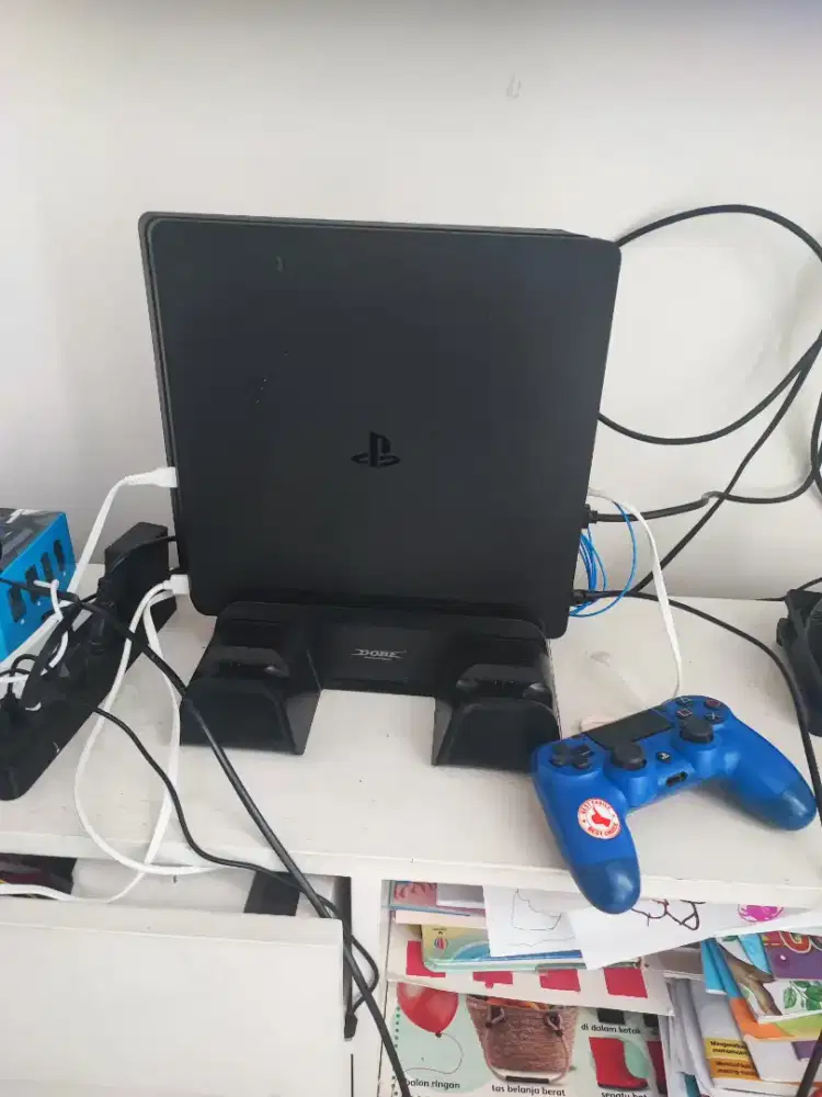 PS 4 slim 1TB + docking