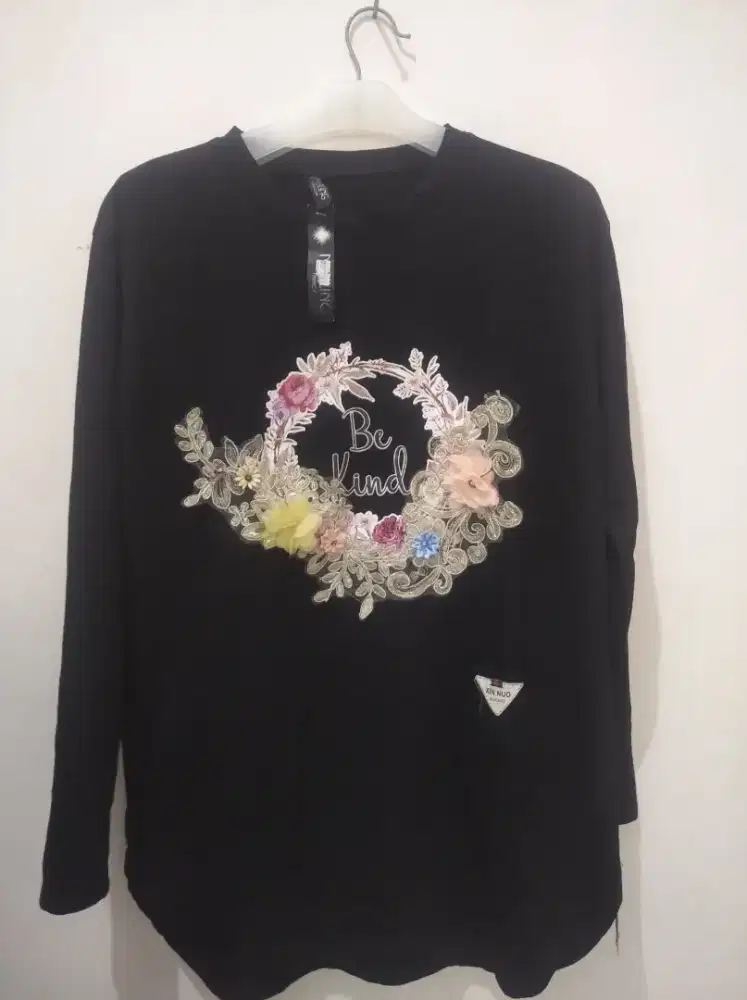 atasan Hitam motif