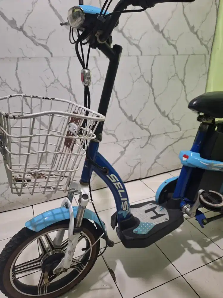 sepeda listrik selis kondisi normal  siap pakai pondok aren