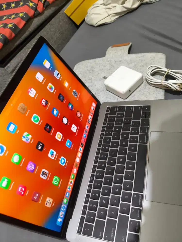 Macbook pro 2017 13 inch 512GB core i5