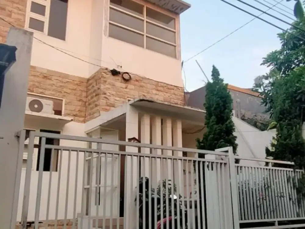 Rumah Dengan Fasilitas Modern Surabaya Barat