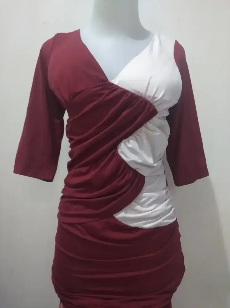 gaun warna merah putih