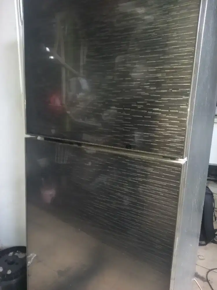 Dinual kulkas 2 pintu. SHARP normal sekali