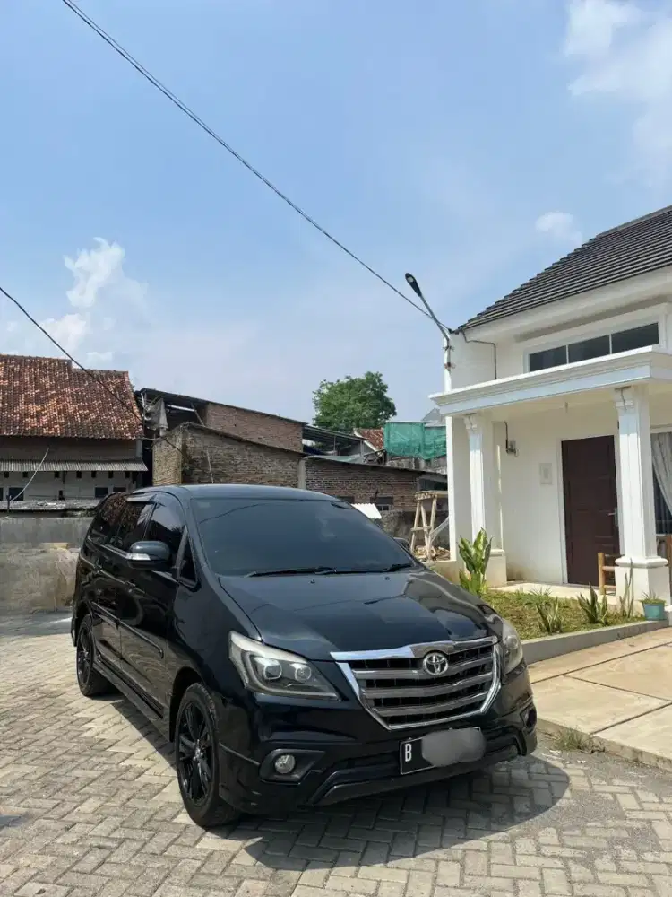 INNOVA G A/T LUXURY